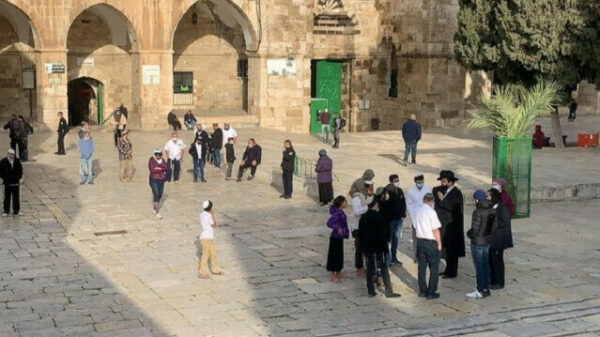 Dozens of Israeli settlers rush Jerusalem's Al-Aqsa complex